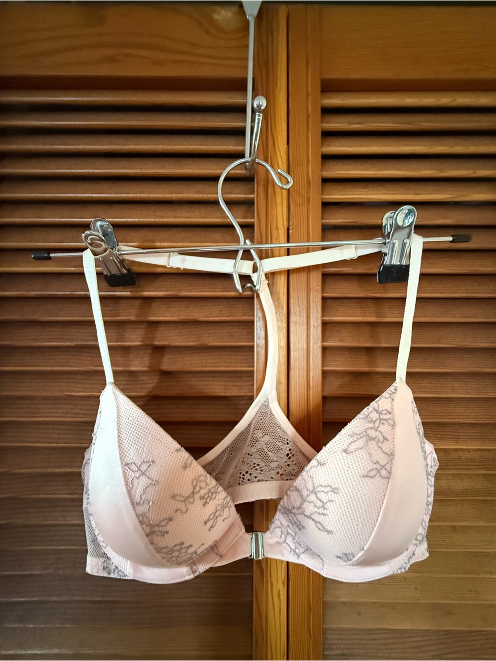 Victoria's Secret Pale Pink Lace Front-Clasp Push-Up Bra